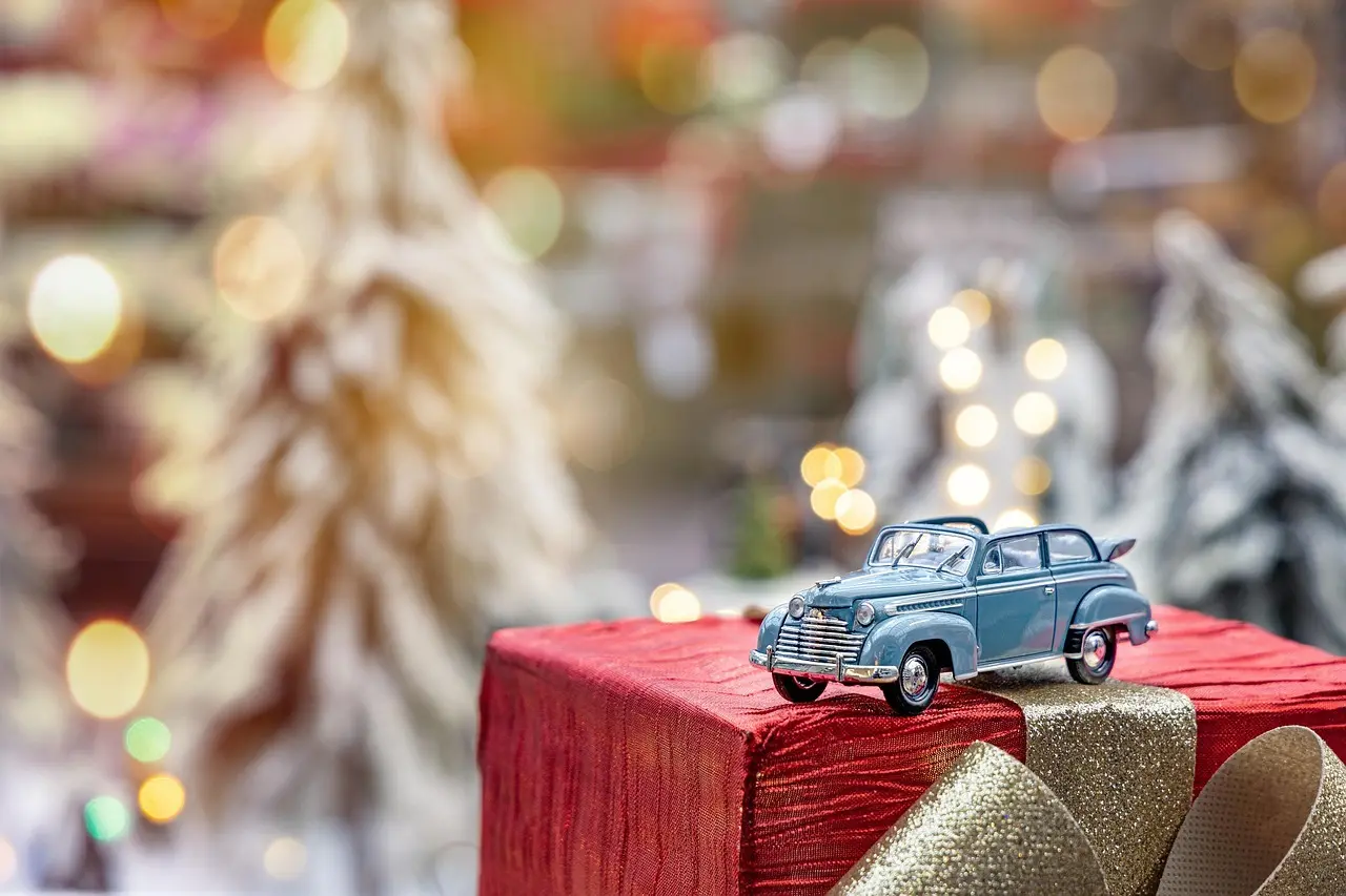 Legetøjsbil som symbol på familietur